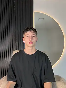 Snapshot of ARON_LUXX chatting on 02/19/26, 03:02 ARON LUXX online show from 02/19/26, 03:02