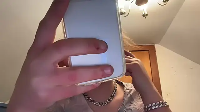 Snapshot of RaeganV chatting on 02/26/26, 07:18 RaeganV online show from 02/26/26, 07:18