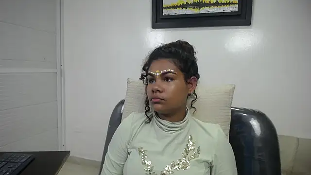 yaazhinii online show from 03/28/26, 11:54