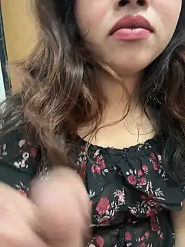 Snapshot of riya_sharma11 chatting on 02/13/26, 12:12 riya sharma11 online show from 02/13/26, 12:12