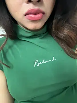 Snapshot of riya_sharma11 chatting on 02/15/26, 12:29 riya sharma11 online show from 02/15/26, 12:29