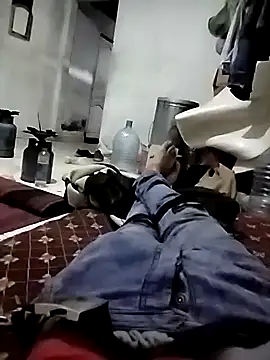 Snapshot of UnsureSlide chatting on 04/16/26, 01:28 UnsureSlide online show from 04/16/26, 01:28