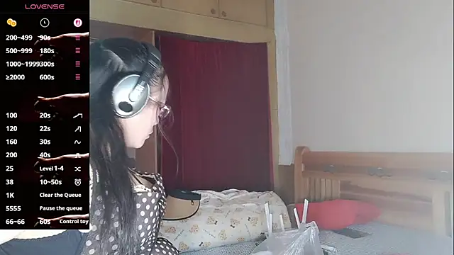 Snapshot of vivi523 chatting on 04/06/26, 05:30 vivi523 online show from 04/06/26, 05:30