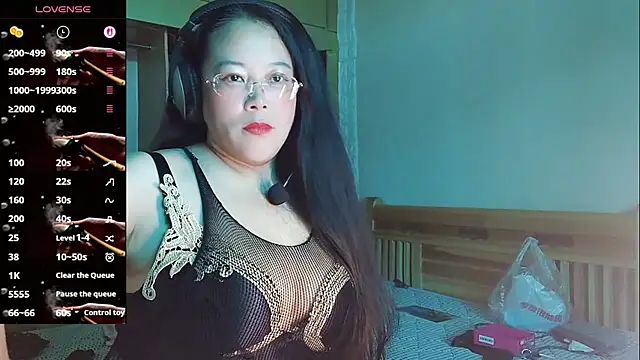 Snapshot of vivi523 chatting on 04/07/26, 02:56 vivi523 online show from 04/07/26, 02:56