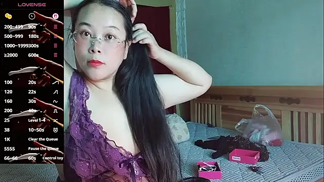 Snapshot of vivi523 chatting on 04/08/26, 02:44 vivi523 online show from 04/08/26, 02:44