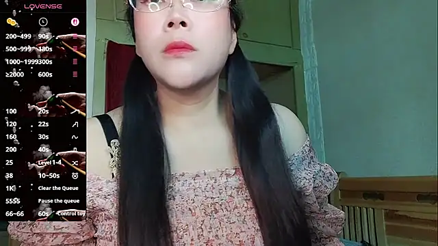 Snapshot of vivi523 chatting on 04/14/26, 12:16 vivi523 online show from 04/14/26, 12:16