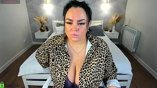 Snapshot of adele_crown chatting on 02/26/26, 01:04 adele crown online show from 02/26/26, 01:04