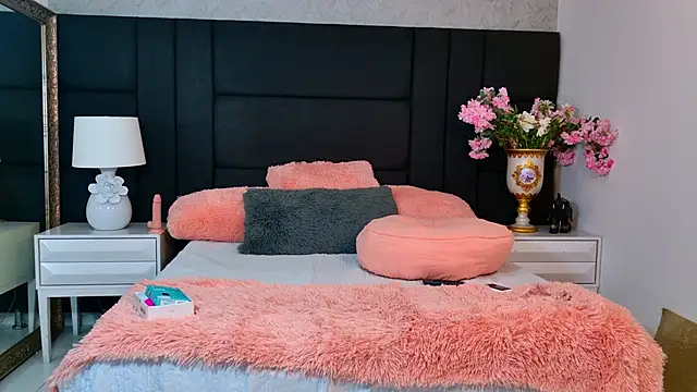 Snapshot of MaraGrief_ chatting on 02/17/26, 12:01 MaraGrief online show from 02/17/26, 12:01