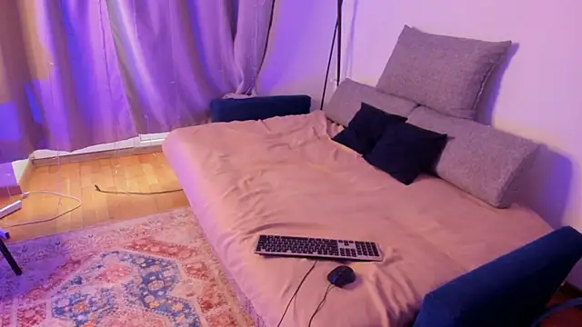 Snapshot of CalmFever chatting on 02/12/26, 12:33 CalmFever online show from 02/12/26, 12:33