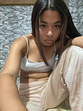 Snapshot of Romie_rous chatting on 05/18/26, 06:47 Romie rous online show from 05/18/26, 06:47