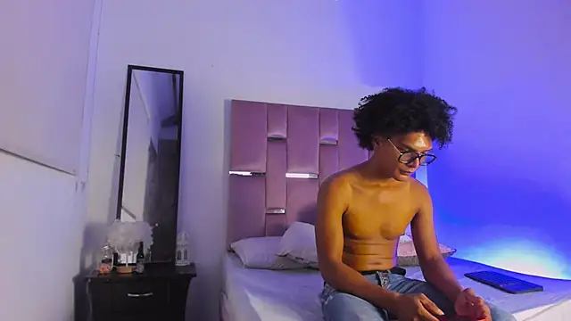 Snapshot of LatinoDark chatting on 02/27/26, 03:28 LatinoDark online show from 02/27/26, 03:28