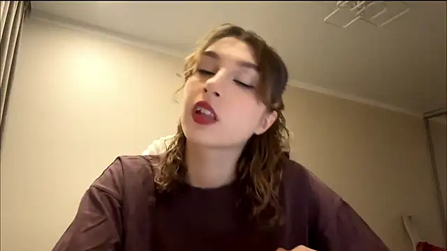 Snapshot of ElliKrovel chatting on 02/11/26, 02:11 ElliKrovel online show from 02/11/26, 02:11