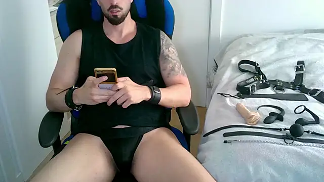 Snapshot of Sub-Titan chatting on 04/11/26, 10:41 Sub-Titan online show from 04/11/26, 10:41