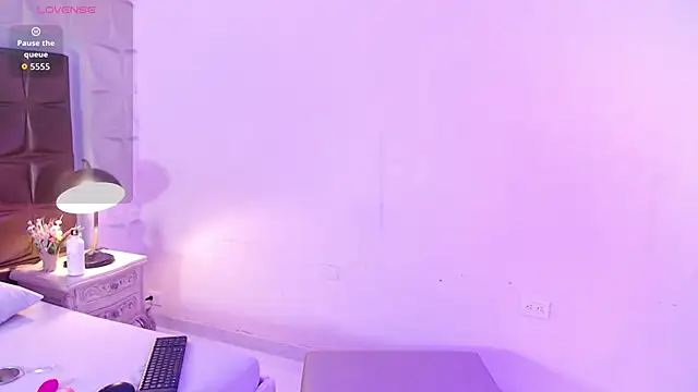 Snapshot of LunaJohns chatting on 04/09/26, 12:43 LunaJohns online show from 04/09/26, 12:43