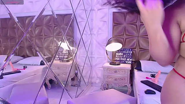 Snapshot of LunaJohns chatting on 04/15/26, 12:34 LunaJohns online show from 04/15/26, 12:34