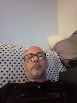 Snapshot of pareja47 chatting on 04/27/26, 11:03 pareja47 online show from 04/27/26, 11:03