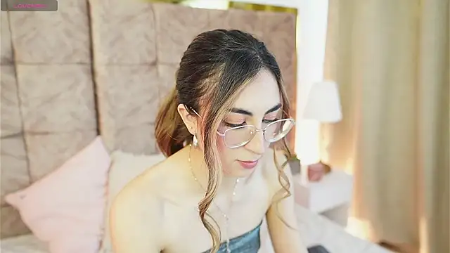 Snapshot of EmmaClark__ chatting on 02/21/26, 01:56 EmmaClark online show from 02/21/26, 01:56