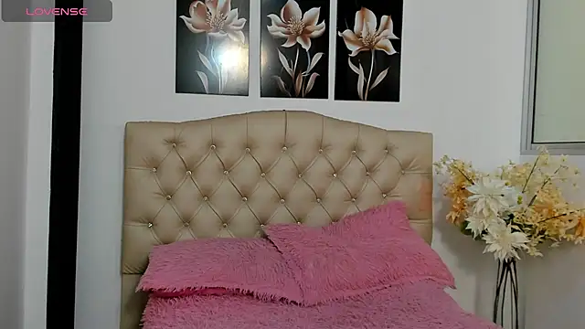 Snapshot of Kitty_f00x chatting on 07/06/26, 12:57 Kitty f00x online show from 07/06/26, 12:57
