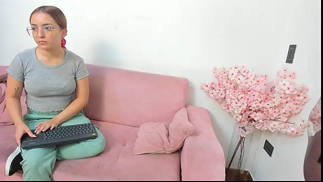 Snapshot of Kitty_f00x chatting on 07/08/26, 01:04 Kitty f00x online show from 07/08/26, 01:04