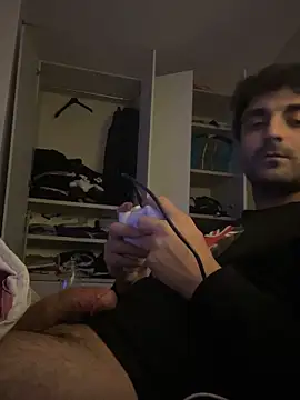 Snapshot of elia2711 chatting on 02/12/26, 05:24 elia2711 online show from 02/12/26, 05:24