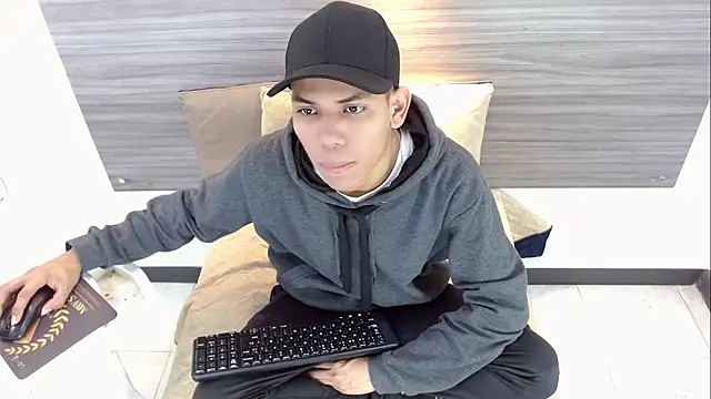 Snapshot of DaviidBuckx_ chatting on 04/29/26, 02:15 DaviidBuckx online show from 04/29/26, 02:15