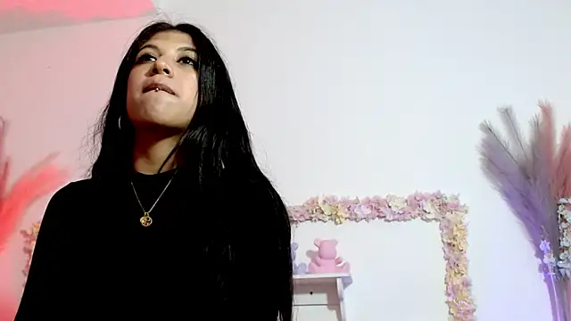 Snapshot of sharlotaustral18 chatting on 02/14/26, 01:13 sharlotaustral18 online show from 02/14/26, 01:13