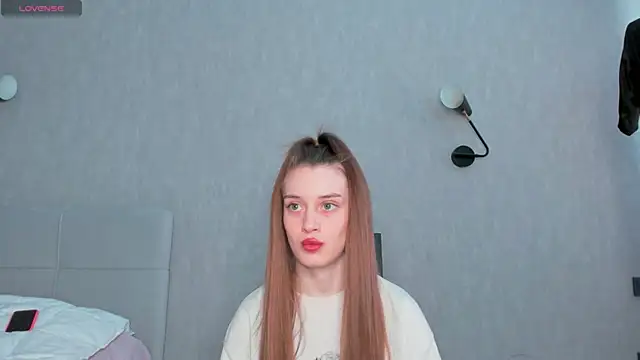 Snapshot of sensitiveana chatting on 04/14/26, 12:00 sensitiveana online show from 04/14/26, 12:00