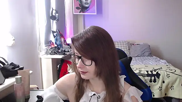 LunaXcherry online show from 04/05/26, 08:33