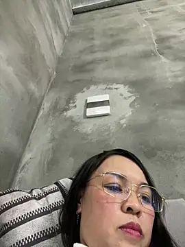 Snapshot of Strawberry-wet chatting on 02/15/26, 04:25 Strawberry-wet online show from 02/15/26, 04:25