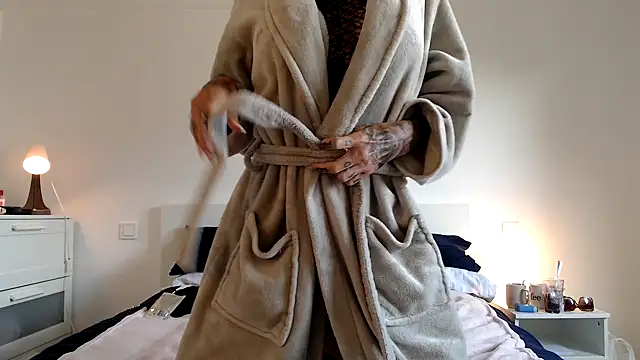 Sophie-Logan-Ink online show from 04/03/26, 08:45