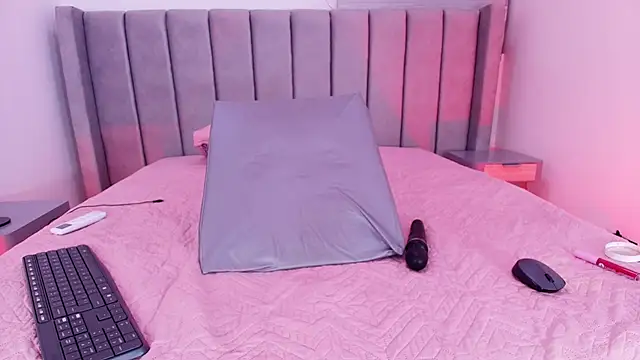 freyhasmith  online show from 03/17/26, 02:49