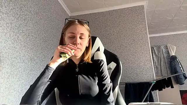 Snapshot of Sweety_Burger chatting on 02/22/26, 12:15 Sweety Burger online show from 02/22/26, 12:15