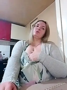 Snapshot of HotStepmommy4 chatting on 02/11/26, 10:37 HotStepmommy4 online show from 02/11/26, 10:37