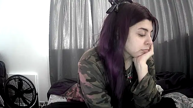 Snapshot of violetazein7 chatting on 05/17/26, 06:15 violetazein7 online show from 05/17/26, 06:15