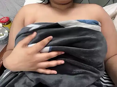 hugeindiantitties online show from 02/15/26, 10:17