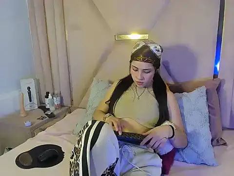 ElaSalvatorehh online show from 04/07/26, 01:11