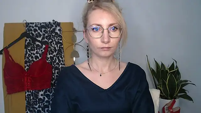 CinderellaMoon online show from 04/17/26, 05:21