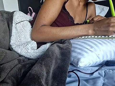 Snapshot of Cinnamonbunn chatting on 02/26/26, 06:18 Cinnamonbunn online show from 02/26/26, 06:18