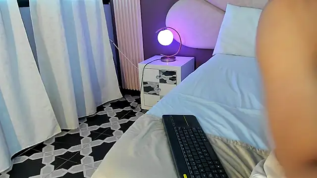 PerlaRogerss  online show from 04/04/26, 11:29