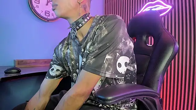 Snapshot of Maximoking26 chatting on 02/23/26, 04:43 Maximoking26 online show from 02/23/26, 04:43