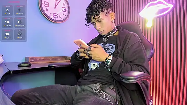 Snapshot of Maximoking26 chatting on 02/24/26, 04:10 Maximoking26 online show from 02/24/26, 04:10