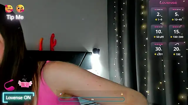 Snapshot of megann_fox2 chatting on 07/06/26, 03:47 megann fox2 online show from 07/06/26, 03:47