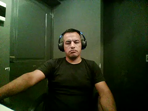 Snapshot of Valenthe26 chatting on 02/17/26, 05:37 Valenthe26 online show from 02/17/26, 05:37