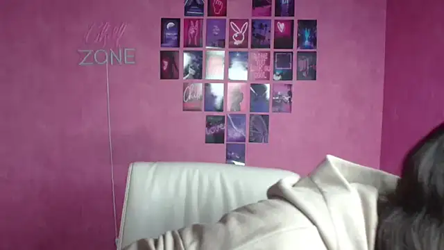 KissMeJulia online show from 05/15/26, 05:25