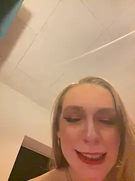 Snapshot of HoneyImHome07 chatting on 02/18/26, 04:30 HoneyImHome07 online show from 02/18/26, 04:30