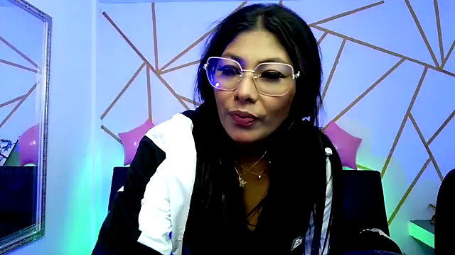 Snapshot of yvanna__smith chatting on 02/19/26, 04:19 yvanna smith online show from 02/19/26, 04:19