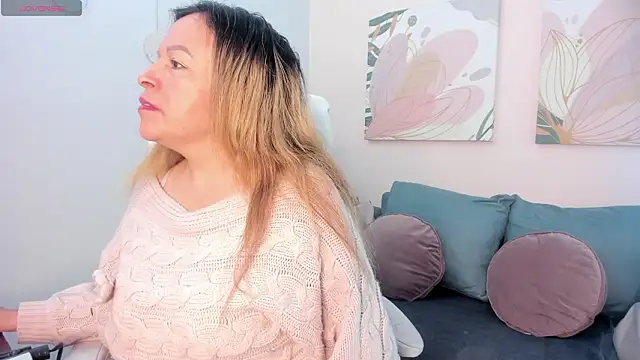 Snapshot of Ivonne_4 chatting on 03/04/26, 12:44 Ivonne 4 online show from 03/04/26, 12:44