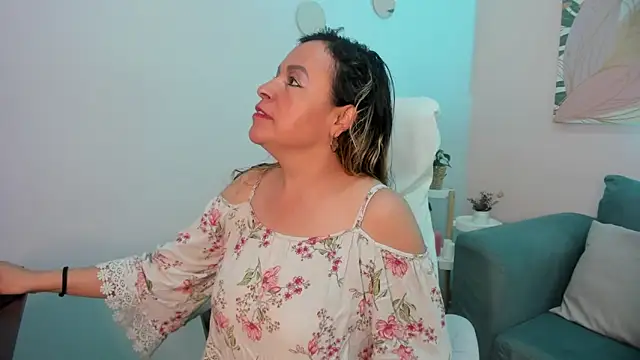 Snapshot of Ivonne_4 chatting on 04/01/26, 12:28 Ivonne 4 online show from 04/01/26, 12:28