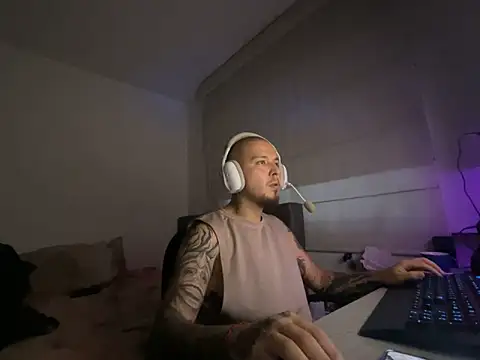 Snapshot of Maximo_Garcia17 chatting on 02/19/26, 11:12 Maximo Garcia17 online show from 02/19/26, 11:12