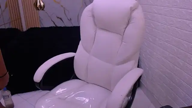 Snapshot of velvet_o chatting on 02/28/26, 04:24 velvet o online show from 02/28/26, 04:24